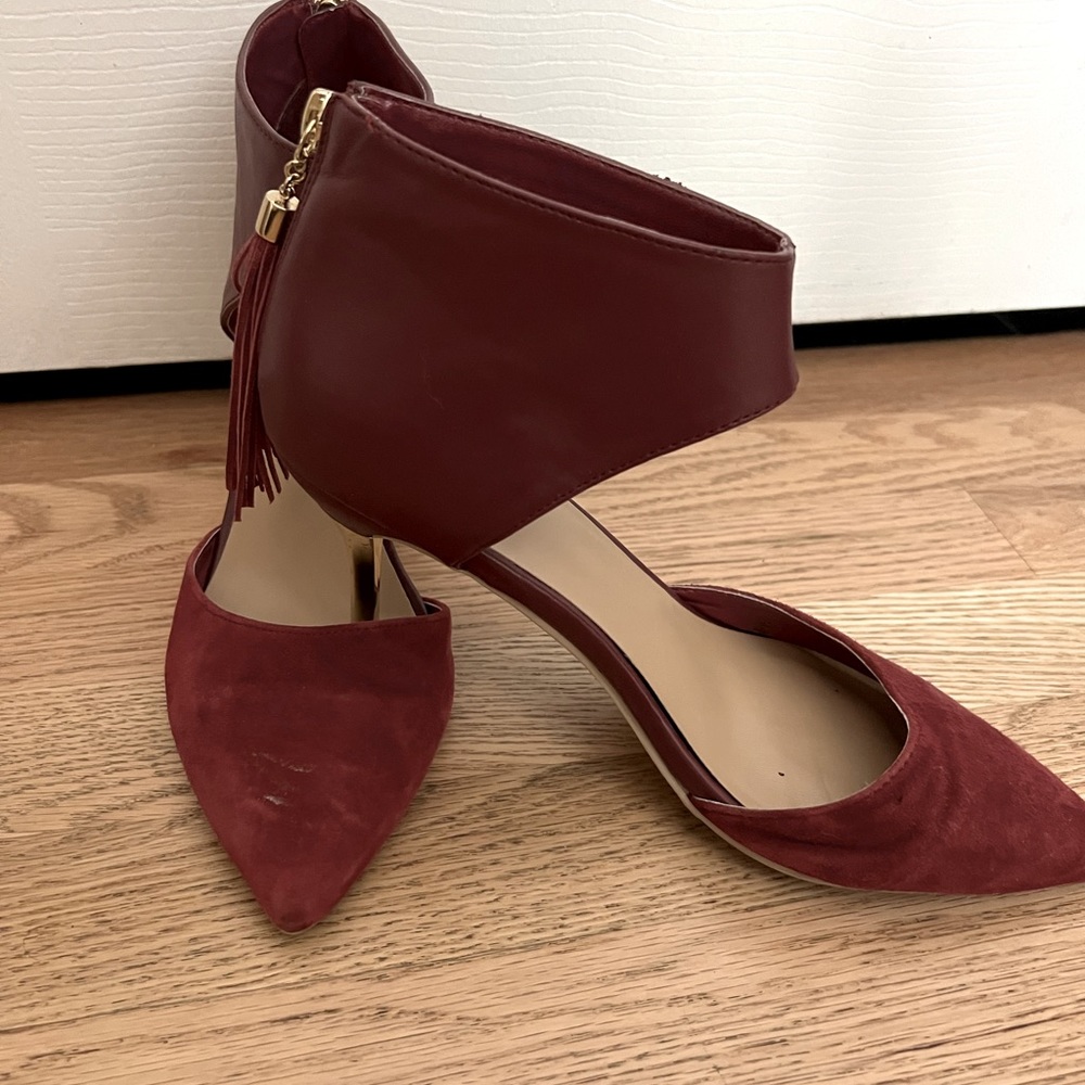 Suede mini heels with tassels on the back.